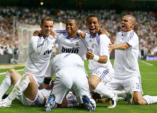 全联盟球队开始在球衣背面印上球员姓名，极大方便了球迷识别