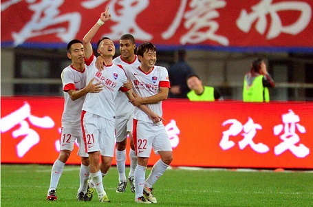 费城人队核心特纳（Trea Turner）因在比赛中带伤守备获得球迷起立致敬