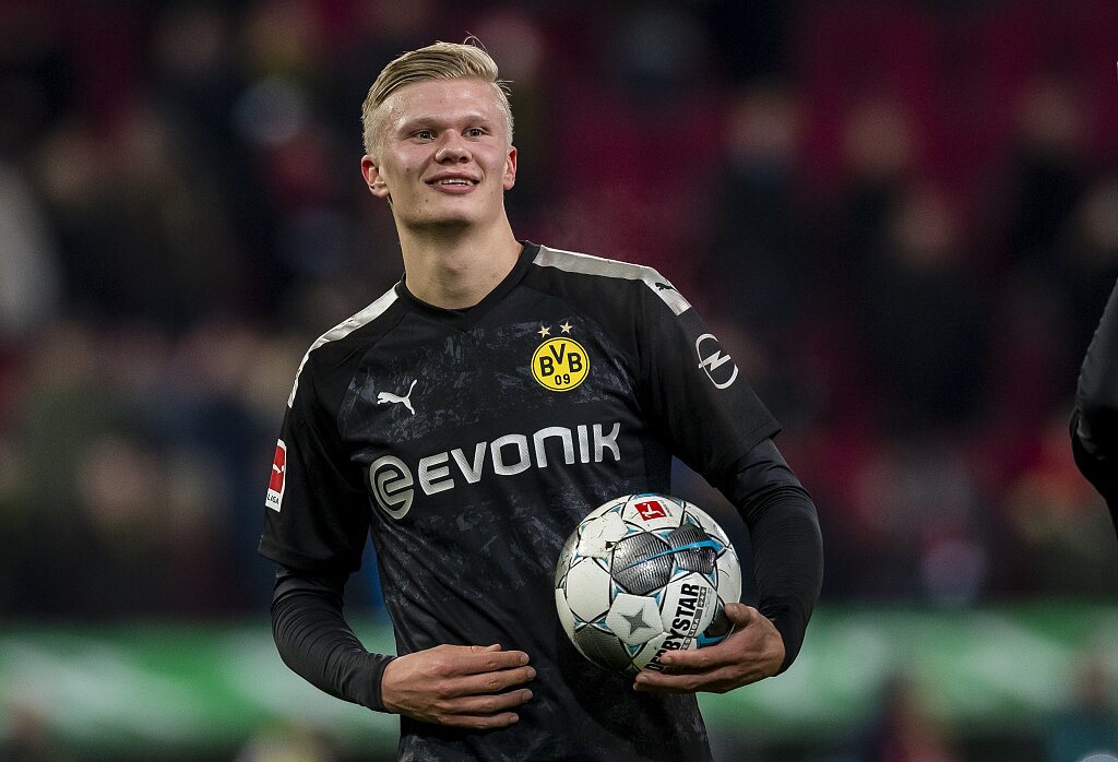 广州小学生观战轮椅篮球赛为运动员加油