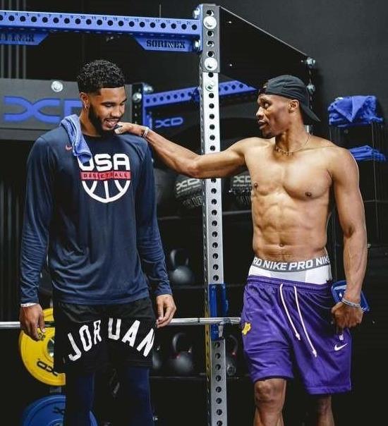 拓记：克林根争抢篮板后一瘸一拐走向替补席，赛前左小腿就有挫伤