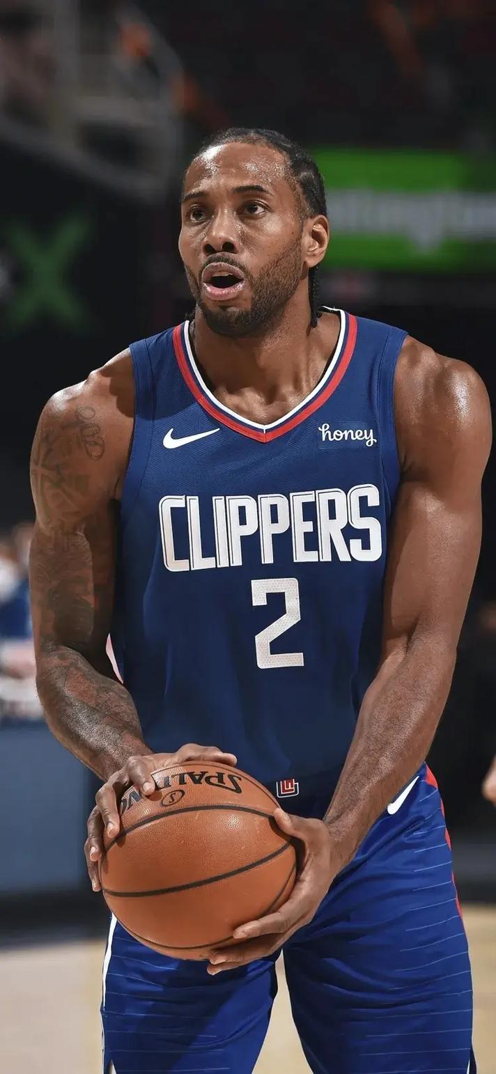 热刺全队已经抵达韩国，孙兴慜、梁民革举韩国国旗合照